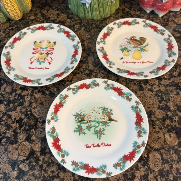 HAPPY HOLIDAYS Other - ❤️💚❤️ Festive Holiday Plates.  - White with Red and Green Accents